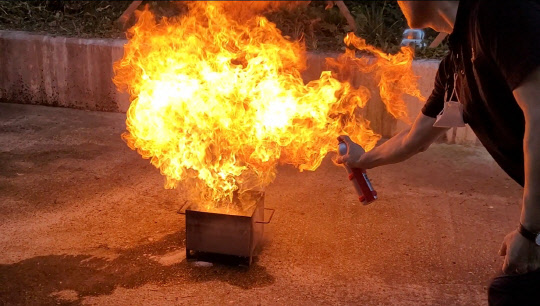 한국생산기술연구원은 특수 화재 초기 진압을 위해 가스하이드레이트를 이용한 소화탄을 개발했다.  생기원 제공